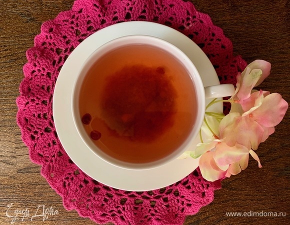 Заварить в кипятке калину, дать настояться минут 10.