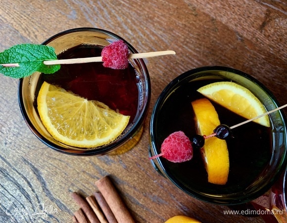 Вино нагреть в сотейнике до 70–80°C, добавить мед, анис, перец чили, бадьян, корицу, апельсин. Все хорошо перемешать, накрыть крышкой на 2–3 минуты. Процедить, разлить по бокалам.