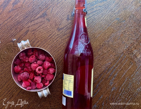 Разлить по бутылкам, плотно закрыть. Поставить в холодильник или в прохладное темное место. Я делал с белым ромом, очень нежный и более насыщенный вкус малины, нежели с водкой. С ромом — более женский вариант.<br />
Еще о малине: безусловно, свежая — это и вкус, и аромат. Но можно сделать из замороженной, она будет не настолько ароматной, но вкус останется благородным. Малину разморозить и только тогда заливать ромом или водкой.