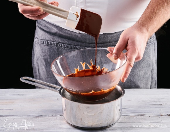 На водяной бане растопите горький шоколад со сливочным маслом.