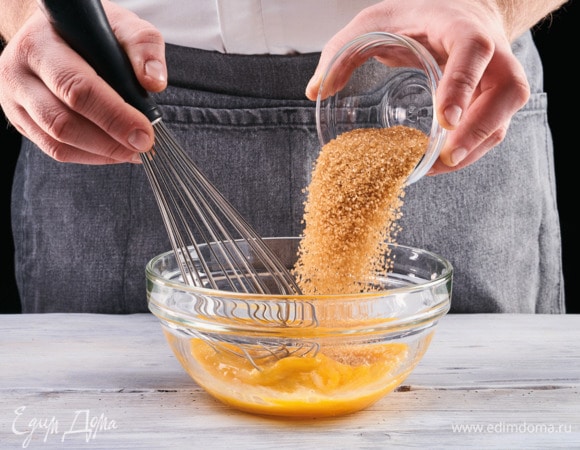 Взбейте яйца с сахаром.