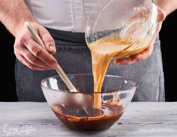 Сразу вылейте получившуюся смесь к шоколадной смеси. Помешивайте при этом венчиком. У вас получится однородная густая масса.
