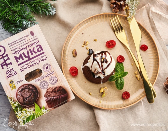 В течение 3 минут охладите десерт, а затем аккуратно достаньте из формы. Посыпьте шоколадный фондан пудрой, украсьте размороженной клюквой и листиками мяты. Подавайте десерт теплым с шариком ванильного мороженого.<br />
Совет от шефа: если вы хотите сделать безглютеновый фондан, то вместо пшеничной муки можно использовать рисовую.