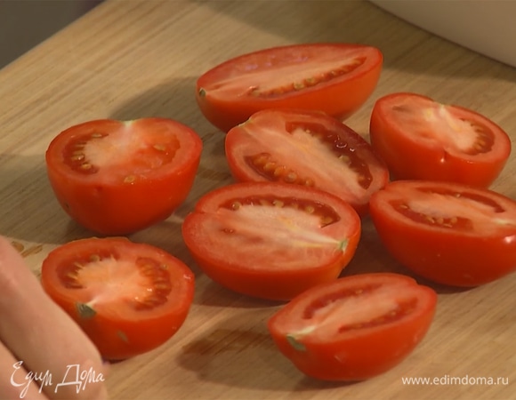 Помидоры разрезать пополам, выложить в форму для запекания.