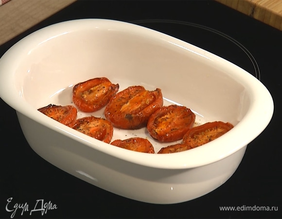 Запекать помидоры в духовке, разогретой до 190°С, в течение 20 минут.