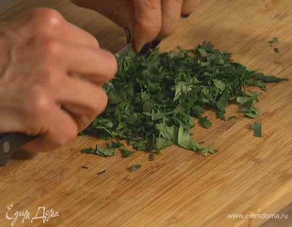 Кинзу мелко нарезать. Вынуть помидоры из духовки.