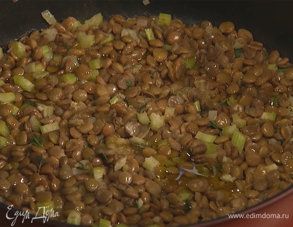 Из готовой чечевицы убрать лавровый лист и тимьян, добавить оливковое масло, соль и половину кинзы. Все перемешать.