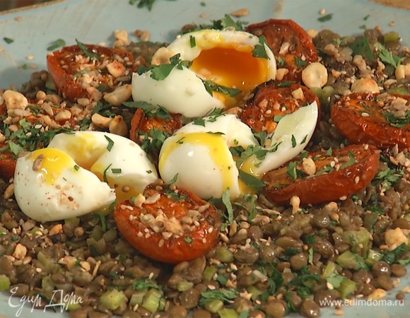 Чечевицу выложить на тарелку, сверху — помидоры и яйца. Посыпать блюдо оставшейся кинзой и приправой дукка.