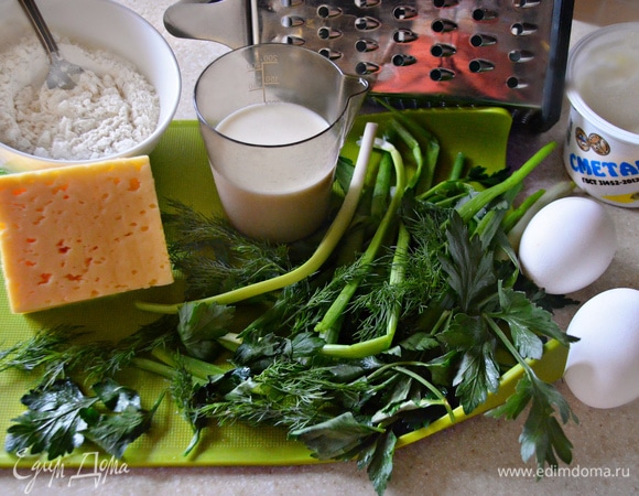 Для маффинов нам также понадобятся сыр, мука, яйца, молоко, сметана и зелень.