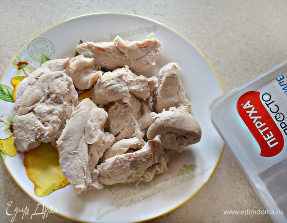 Куриное филе отварите до готовности, добавив соль, перец горошком и половину репчатого лука.