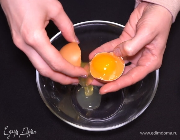 Перед приготовлением желтка в шубе яйца нужно охладить. Если они лежали в холодильнике, значит можно сразу начинать готовить. Чтобы приготовить 1 желток в шубке, понадобится 2 яйца. Сначала берем одно яйцо и отделяем желток от белка.
