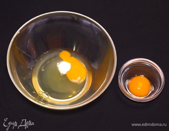 Затем нужно быстро приготовить кляр. Добавляем к белку второе яйцо и щепотку соли.