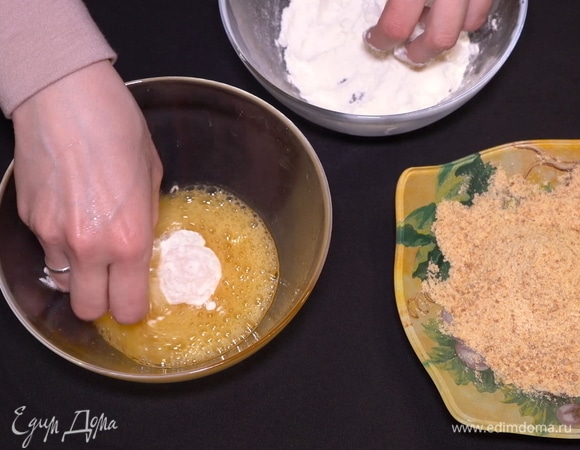 Теперь опускаем его в кляр.