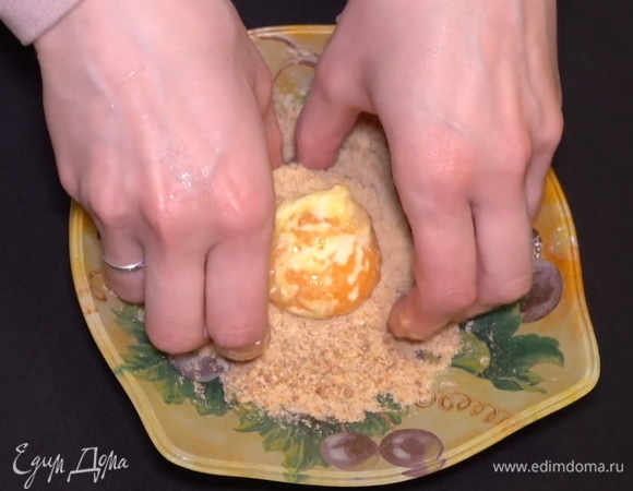 Затем в панировочные сухари. Не спеша, потихоньку нужно обвалять желток в сухарях.