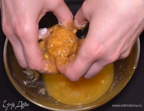 Снова отправляем желток в кляр. То есть формируем защитные слои вокруг желтка, своеобразную «шубку».