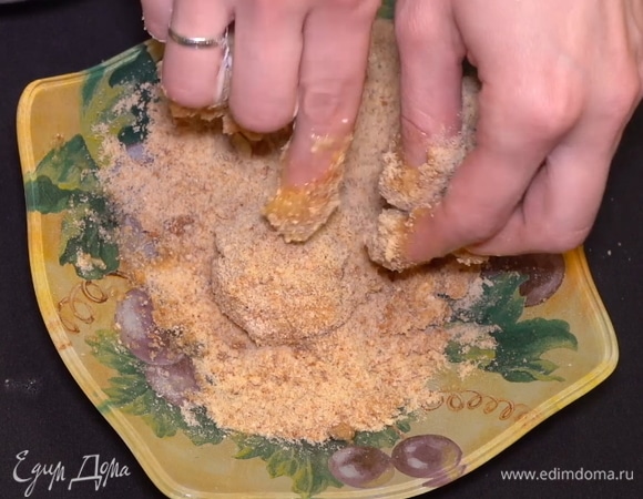 В завершении в последний раз нужно обвалять желток в сухарях.