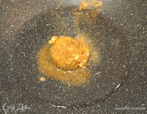 Теперь обжариваем его на сковороде с двух сторон. Делаем это быстро, аккуратно, чтобы желток не раскрылся. Обжариваем буквально секунд 20 с каждой стороны, чтобы верхний слой красиво подрумянился, а желток остался жидким.