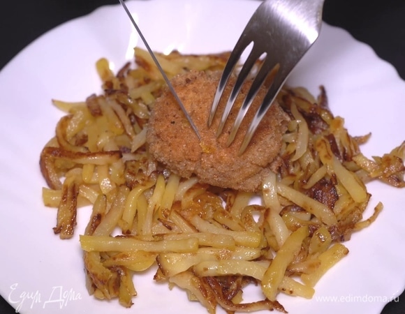 После обжарки можно положить желток на салфетку, чтобы стек лишний жир, но лучше сразу переложить его на картошку или любой другой гарнир.