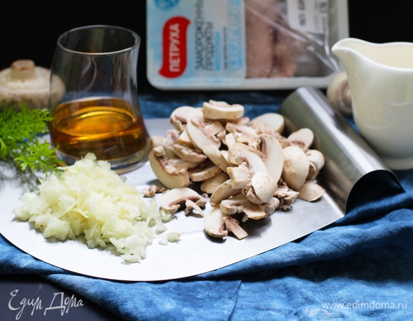 Нашинковать лук, нарезать грибы, отмерить вино и сливки для соуса.