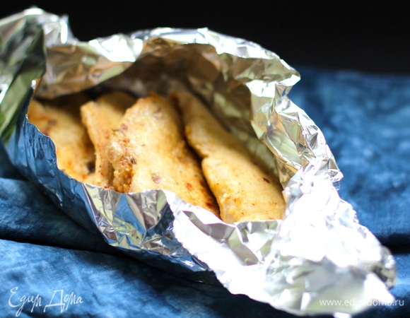 В муку добавить соль и перец. Обвалять в муке все филе, стряхнуть лишнюю муку. В большой чугунной сковороде или толстодонном сотейнике разогреть топленое масло (можно заменить на смесь сливочного и оливкового масла). Обжарить филе по 2–3 минуты с каждой стороны на среднем огне, не доводя до сильного подрумянивания. Филе сохранять в тепле. Я положила в фольгу и прикрыла. Включить разогреваться духовку.