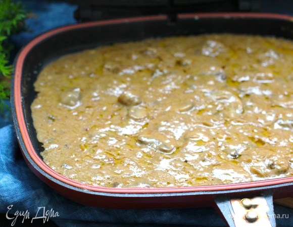 В сковороду после мяса выложить нарезанный мелко лук (масло не добавлять, его там и так достаточно) и через пару минут — нарезанные шампиньоны. Через 5 минут влить в сковороду вино и бульон. Увеличить огонь и выпарить жидкость наполовину. Уменьшить огонь и добавить сливки. Готовить несколько минут, пока соус немного не уварится и слегка не загустеет. Смотрите, чтобы соус не вышел слишком жидким, иначе в итоговом виде все будет плавать.. Снять с огня, добавить несколько капель лимонного сока. Выровнять соус по вкусу на соль и перец и перемешать. Вкус должен быть интенсивным! Здесь соус и мясо должны быть приправлены как следует. Так как мясо мы не зажаривали и нет характерного привкуса именно жареного мяса, то можно легко сделать блюдо пресным. Так что проверяйте на соль и перец, можете добавить щепотку прованских трав.