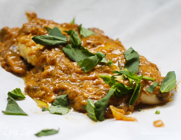 Пергамент смазать маслом, положить по 1 филе, добавить четверть соуса и присыпать петрушкой (у меня базилик).