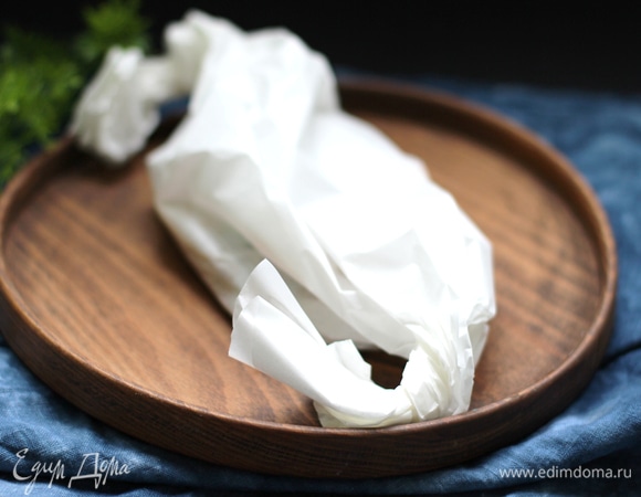 Свернуть края пергамента как конфету. Края бумаги можно слегка смочить для большей податливости. Собрать все 4 порции.