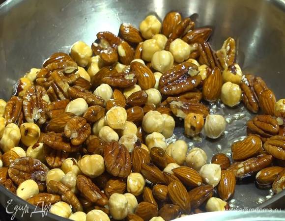 Разогреть в сковороде оливковое масло, добавить фундук, миндаль, пекан, кунжут, все перемешать и посолить.