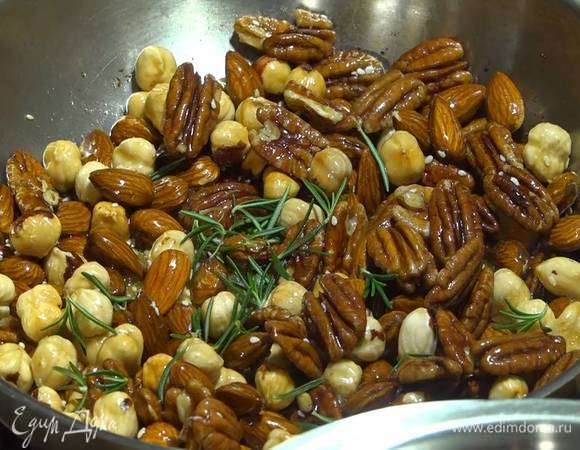 Добавить раскрошенный пальцами пеперончино, мед, листья розмарина, все перемешать и обжаривать до золотистого цвета.