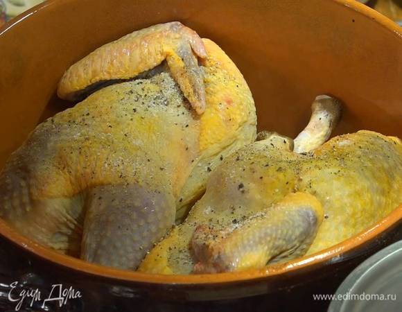 Тушки цесарок посолить, поперчить и обжарить в тяжелой кастрюле на сливочном и оливковом масле со всех сторон.