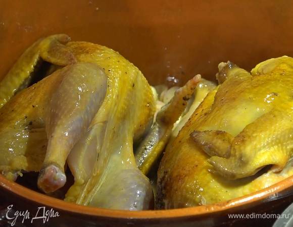 В кастрюлю с цесарками добавить нарезанный шалот и зубчики чеснока и обжаривать птицу со всех сторон до появления золотистой корочки, затем раз посолить, влить вино и дать алкоголю слегка выпариться.