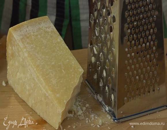 Натереть на крупной терке 100 г пармезана.