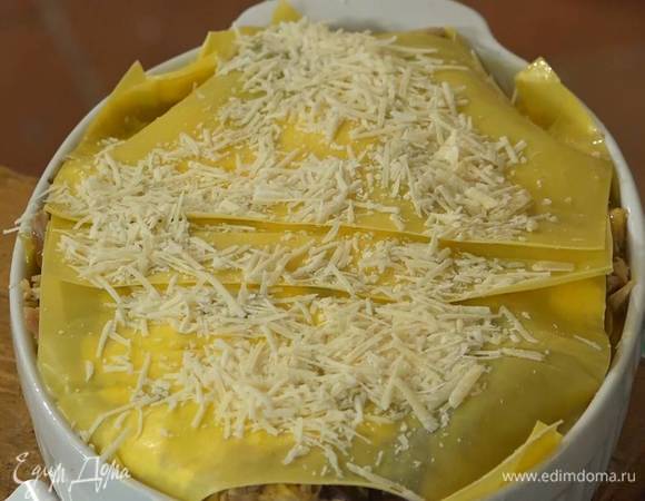 Оставшийся пармезан натереть на мелкой терке и посыпать лазанью.