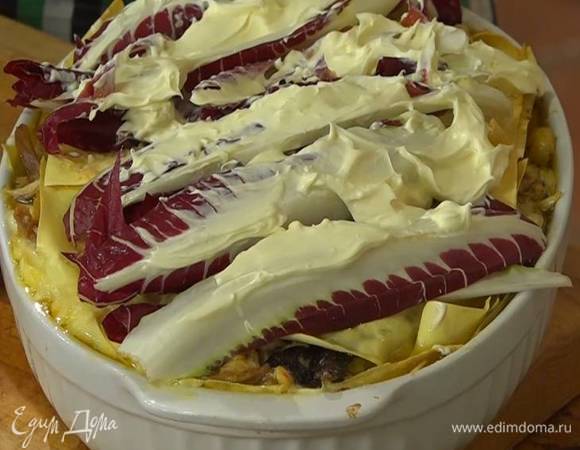 Оставшийся кочан радиккио разрезать вдоль на несколько частей и выложить сверху на лазанью, смазать оставшейся сметаной и запекать в разогретой духовке 45‒50 минут.