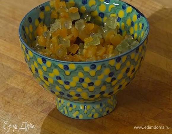 Изюм залить граппой, добавить цукаты из апельсина и чедро, все перемешать и оставить пропитываться алкоголем.