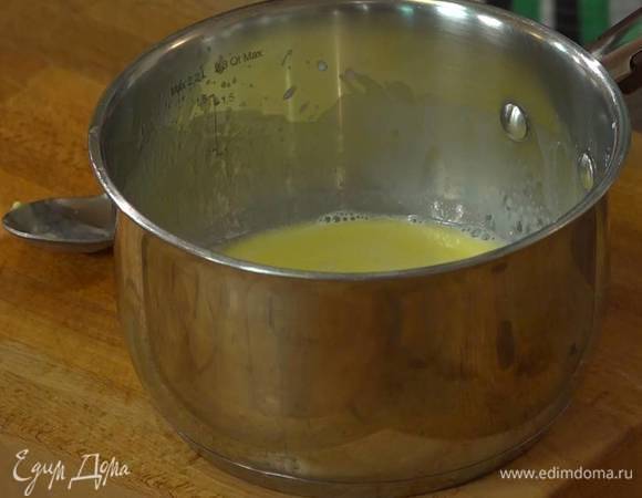 Молоко подогреть на маленьком огне, так чтобы оно стало теплым, добавить предварительно размягченное сливочное масло и размешать все ложкой, так чтобы масло полностью растворилось.