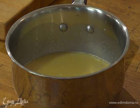 Дрожжи раскрошить и добавить в молоко с маслом, затем всыпать сахар и дать ему раствориться.