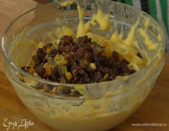 Дать тесту подойти в теплом месте без сквозняков 30 минут, затем добавить замоченные в граппе сухофрукты, кедровые орехи и вымешать все руками.