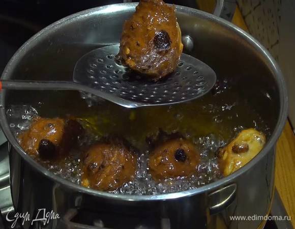 Для фритюра разогреть в глубокой кастрюле арахисовое и подсолнечное масло и жарить пончики, сформированные с помощью двух ложек, а затем выкладывать на бумажное полотенце, чтобы удалить излишки жира.