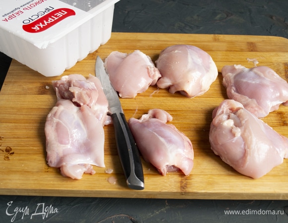 Охлажденную мякоть бедра ТМ «Петруха Просто» нарезаем небольшими кусочками.