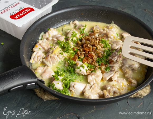 Изюм ошпариваем, промываем. Петрушку режем мелко, добавляем в сковороду изюм и петрушку.