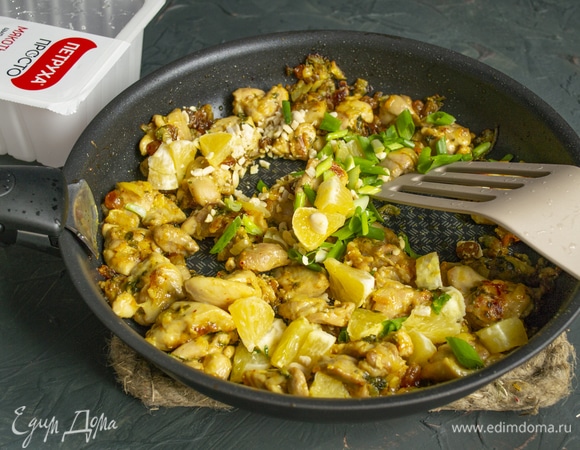 Оставшийся апельсин очищаем, вырезаем сегменты. Жареный арахис рубим мелко. Снимаем сковороду с огня, добавляем апельсин, арахис и мелко нарезанный зеленый лучок, перемешиваем.