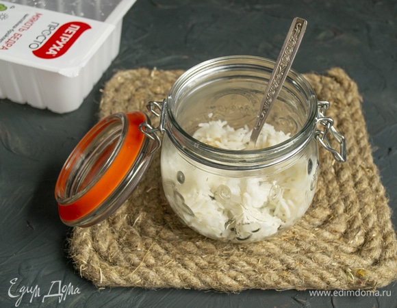 На дно банки или порционного контейнера кладем рассыпчатый вареный рис.