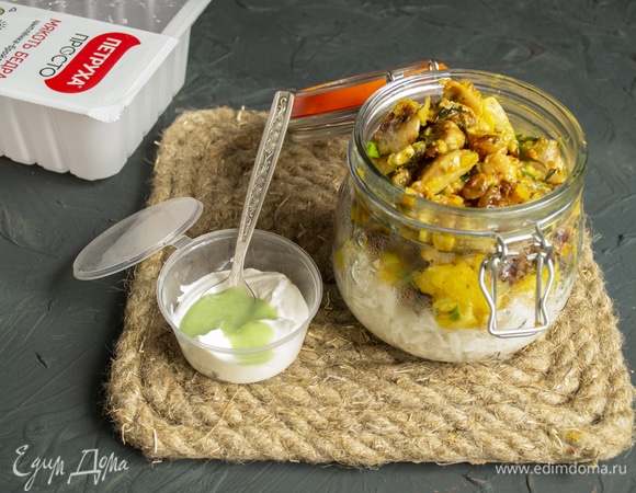 На рис выкладываем апельсиновую курочку. Отдельно смешиваем ингредиенты для соуса: несладкий йогурт, васаби и щепотку соли. Для ссобойки заранее приправлять блюдо не стоит, соус в порционной мисочке можно поставить сверху, это удобно. Вот такой импровизированный полезный южноафриканский плов у меня получился! Приятного аппетита!