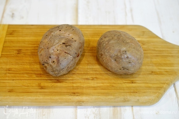Картофель хорошо промойте и запекайте в разогретой до 180°C духовке около 45 минут.