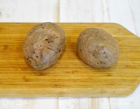 Картофель хорошо промойте и запекайте в разогретой до 180°C духовке около 45 минут.