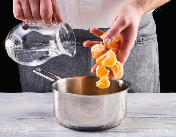 Мандарины (около 300 г) очистите от кожуры, опустите в сотейник и залейте водой. Поставьте на огонь, доведите до кипения. Слейте воду, мандарины пюрируйте при помощи блендера. Охладите массу.