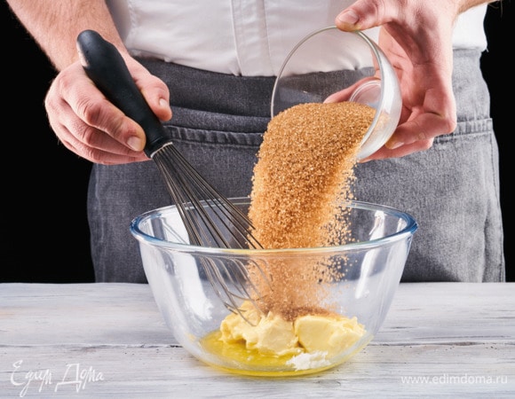 Размягченное сливочное масло взбейте с тростниковым сахаром.