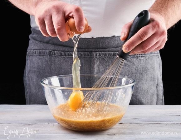 По одному добавляйте яйца и продолжайте взбивать на высокой скорости до образования пышной массы.