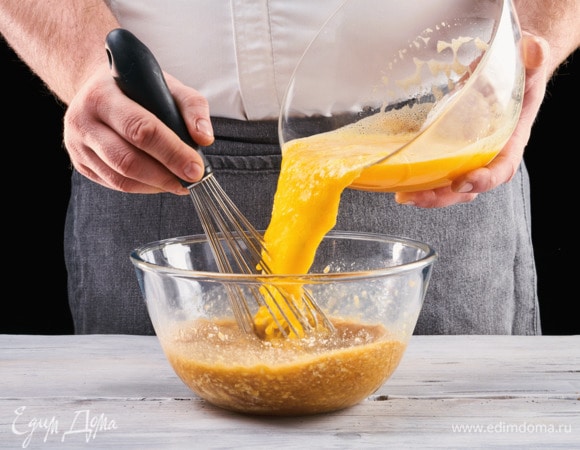В масляно-яичную смесь выложите пюрированные мандарины. Тщательно перемешайте.